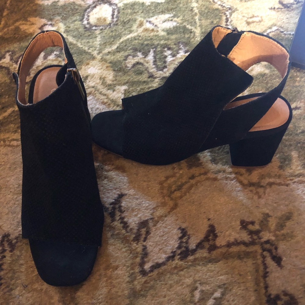 Women’s open toed heel sandals